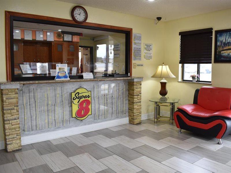 Super 8 By Wyndham Newport News/jefferson Ave.