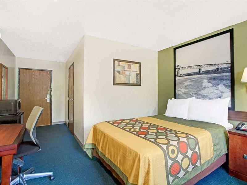 Super 8 By Wyndham Newport News/jefferson Ave.