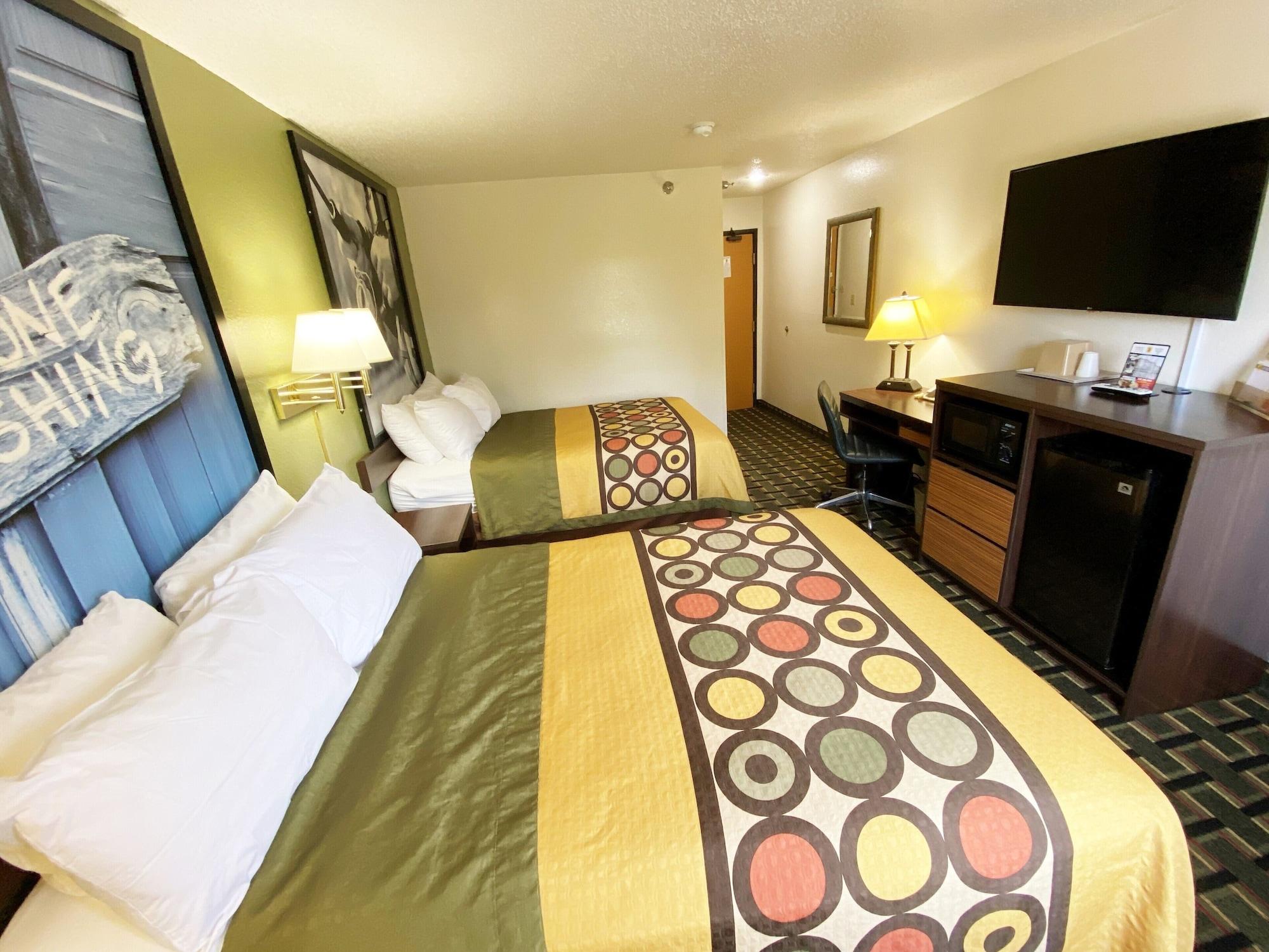 Super 8 By Wyndham Newport News/jefferson Ave. 2*