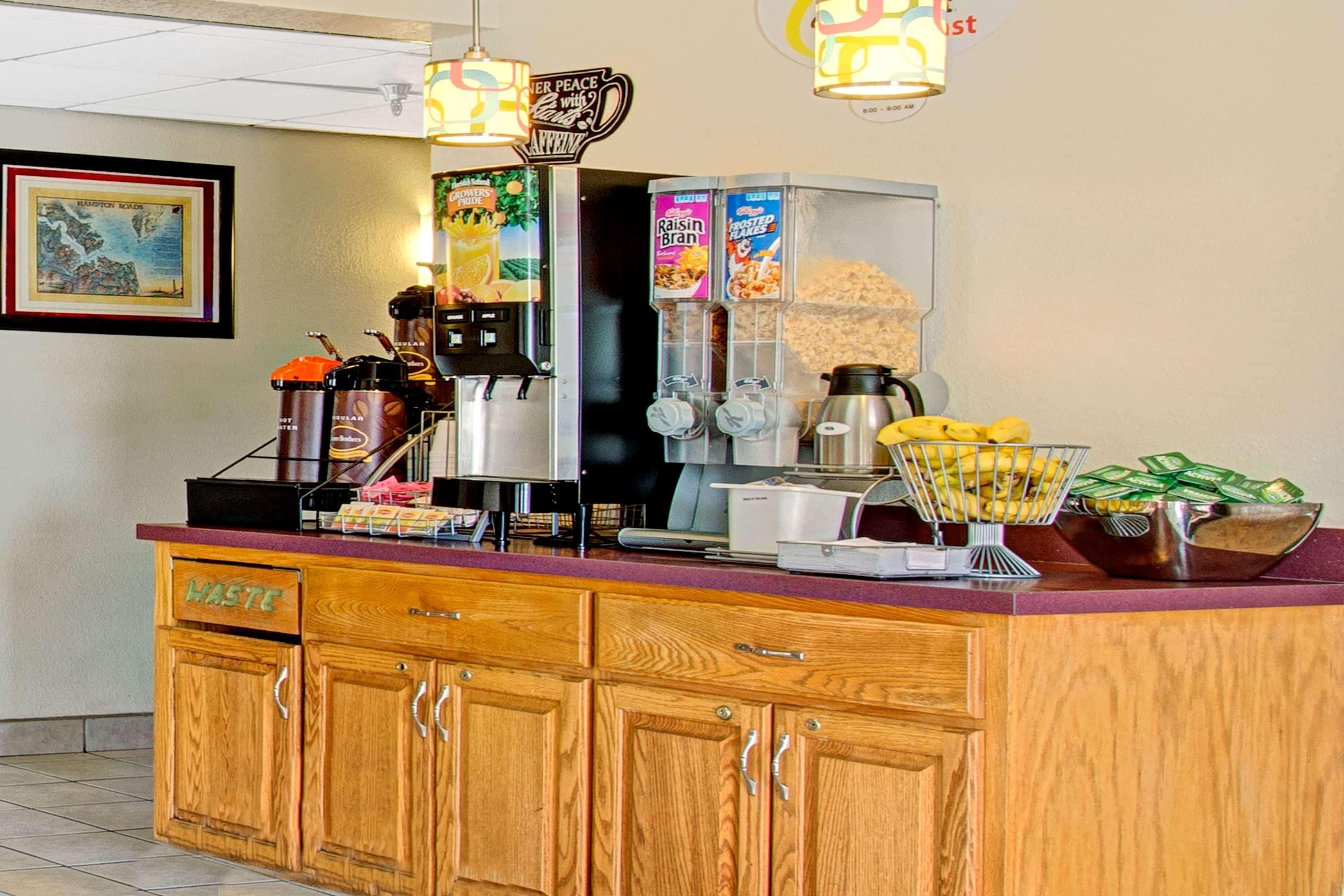 Hotel Super 8 By Wyndham Newport News/jefferson Ave. 2*