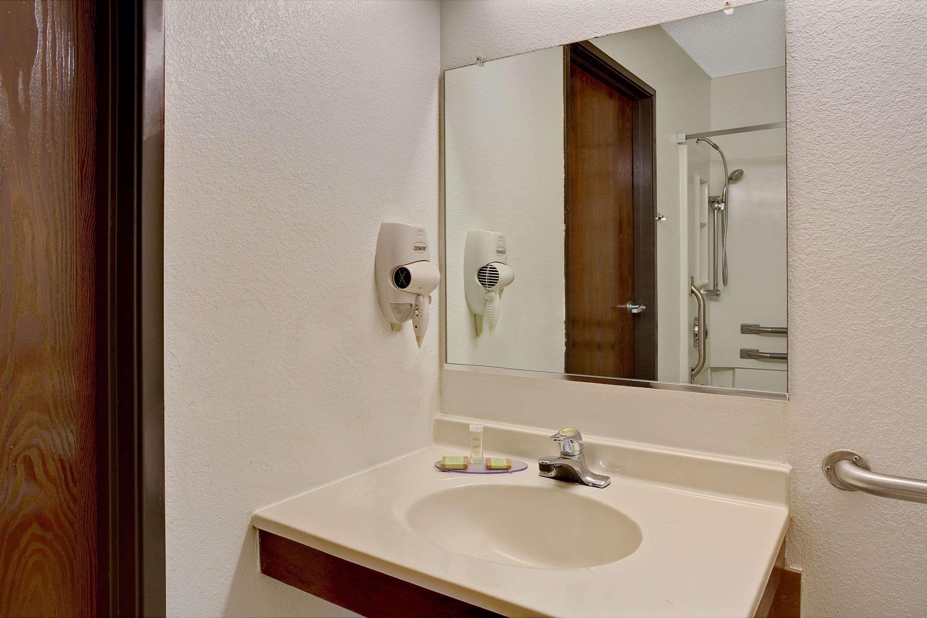 Super 8 By Wyndham Newport News/jefferson Ave. 2* Newport News