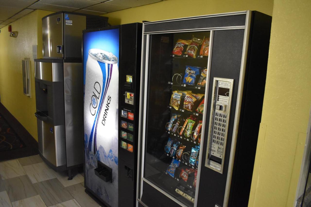 Super 8 By Wyndham Newport News/jefferson Ave. Hotel Newport News